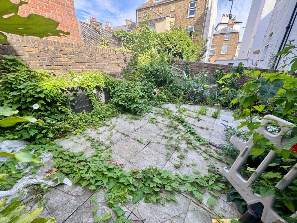 Lot: 182 - SEAFRONT GARDEN FLAT FOR IMPROVEMENT - Garden